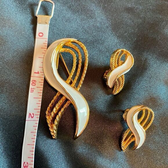 Vintage 80s brooch and clip earring set - Picture 4 of 10